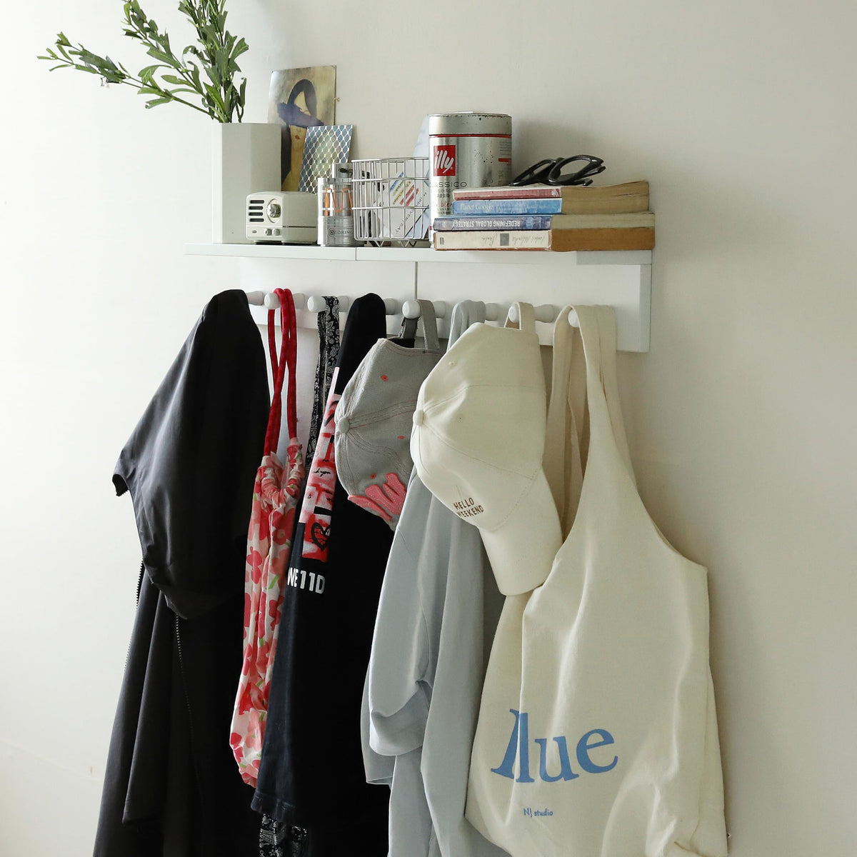 XAOMLP Wooden Wall-Mounted Coat Rack with Hooks